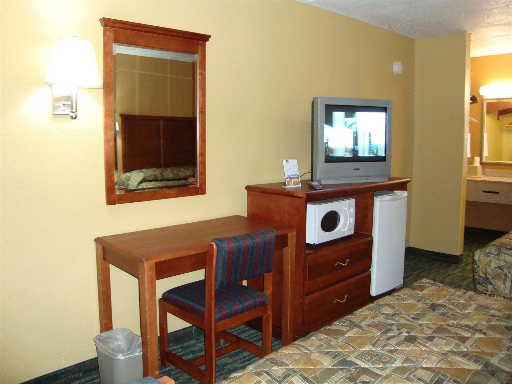 Drakes Creek Inn - Formerly The Relax Inn Hendersonville Extérieur photo